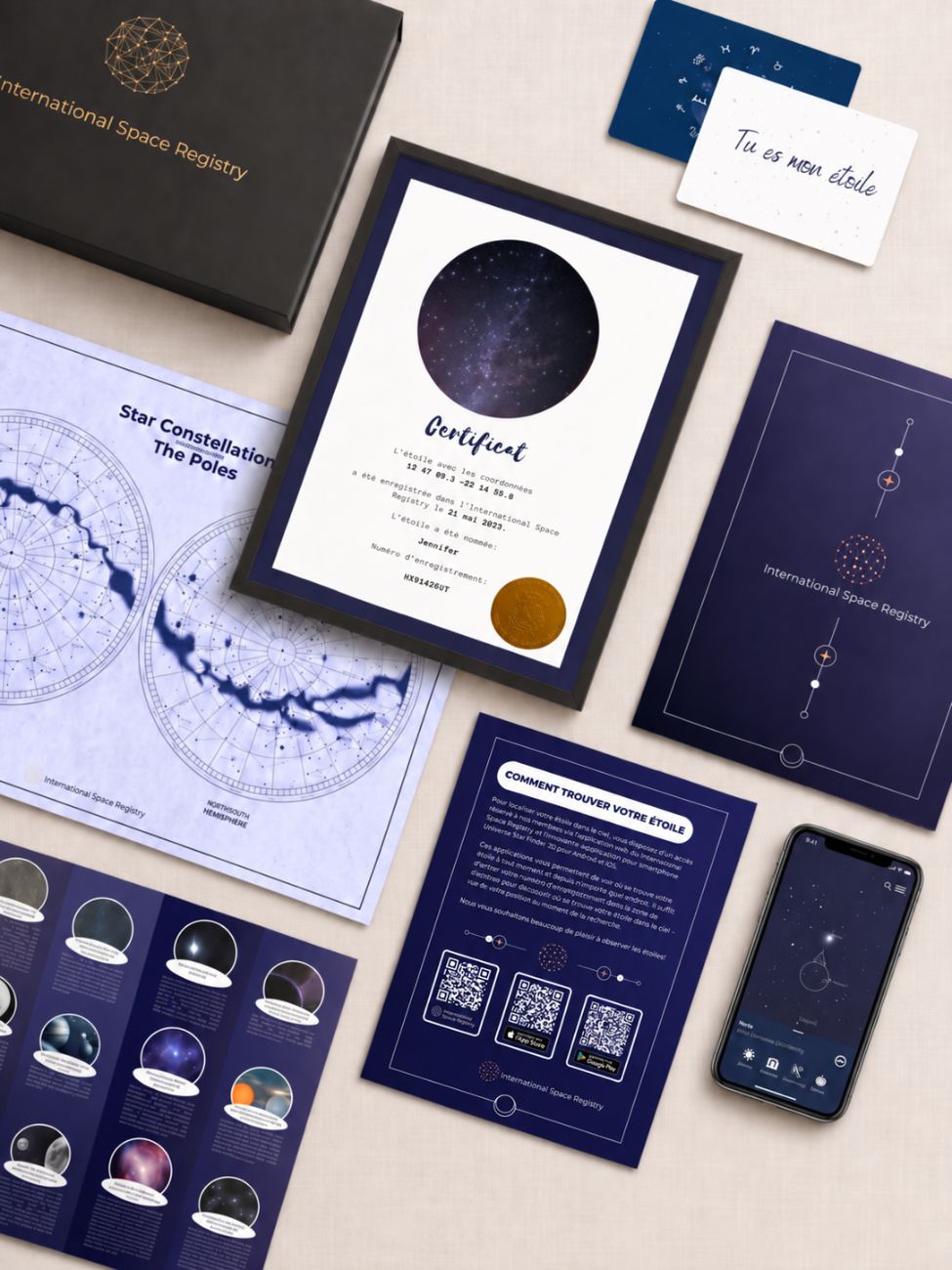 Présentation d’un certificat encadré, d’une carte du ciel, de cartes et d’une boîte cadeau à côté d’un téléphone.