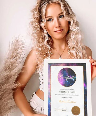 Jeune femme présentant son certificat Offrez une Étoile