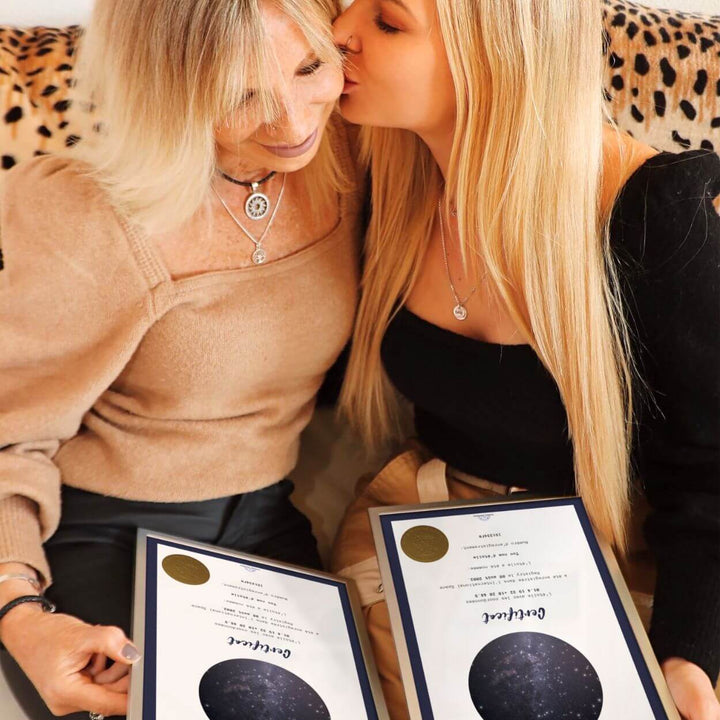 Deux femmes assises côte à côte tiennent leurs certificats d’étoiles.